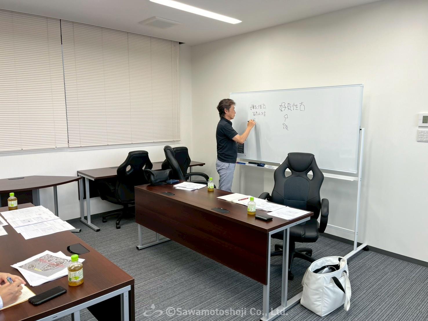 勉強会の様子 代表の澤本が登壇