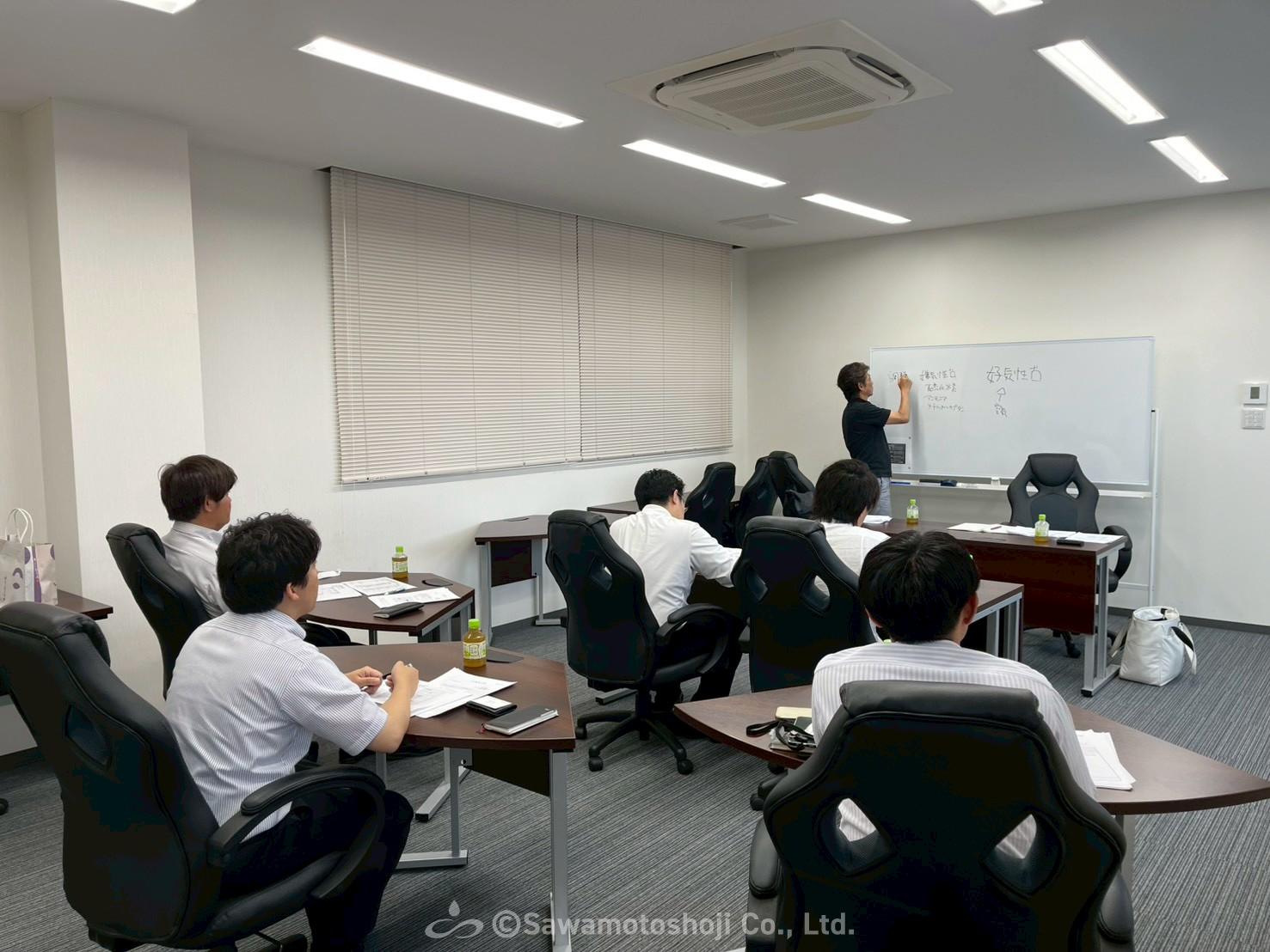 勉強会でディスカッションする参加者の様子