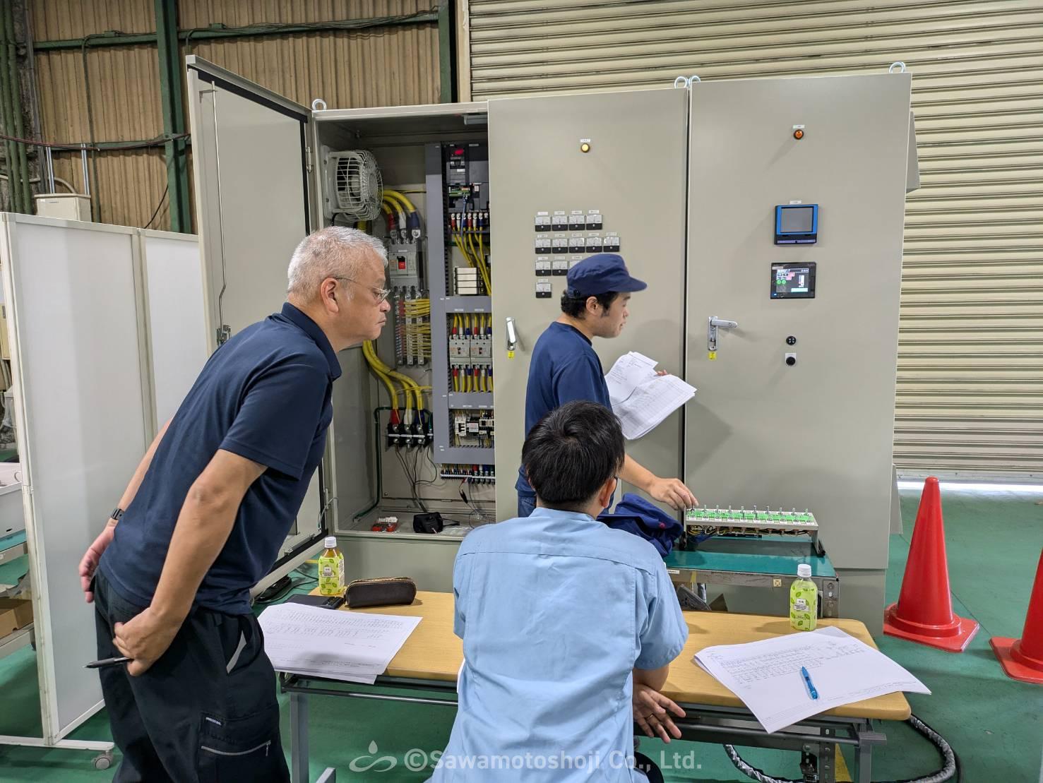 完成した電気制御盤の製品検査の様子