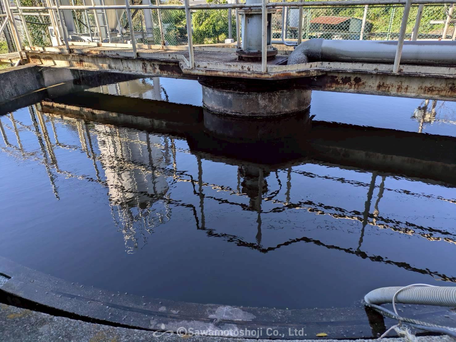 飲料工場の沈殿槽。水面が安定している。