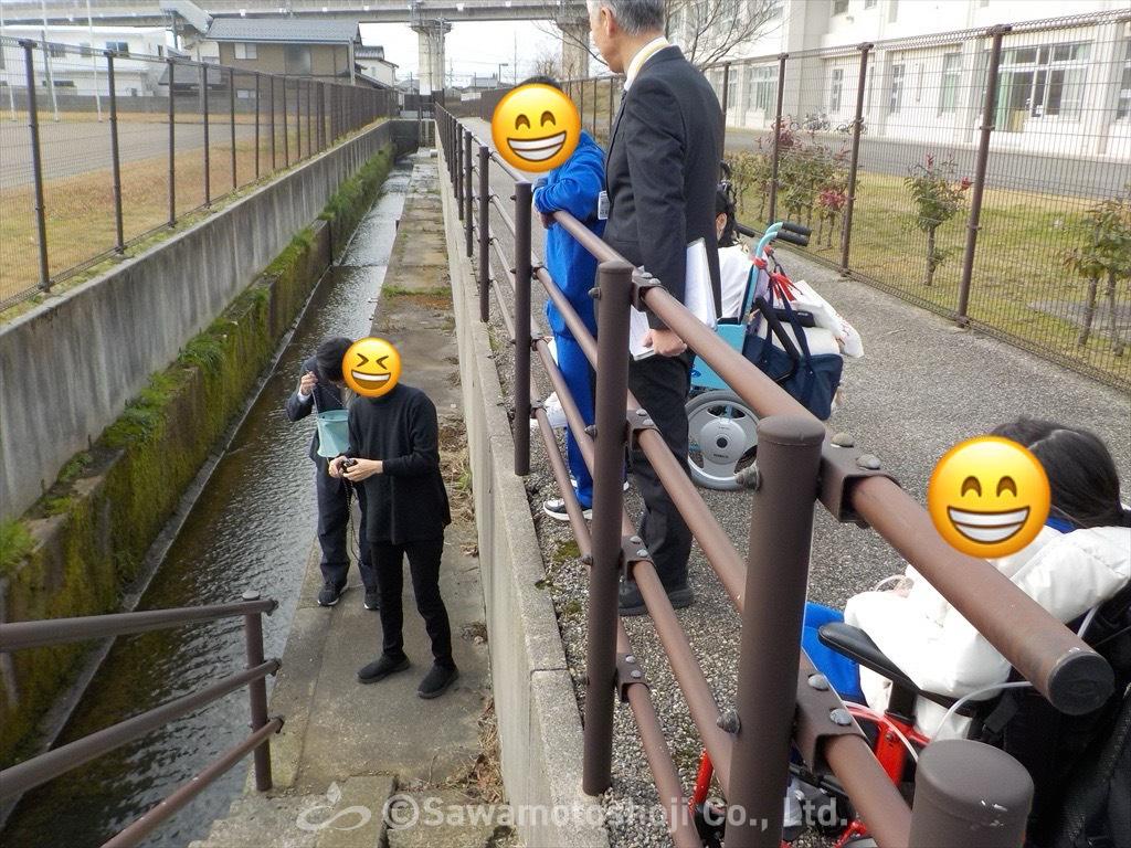 川の水を汲みに行く様子